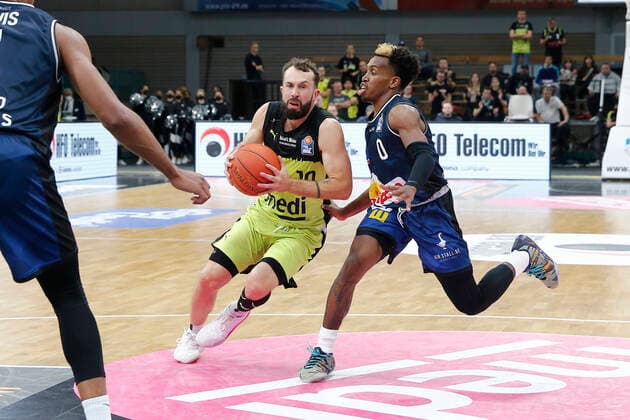5. Spieltag der easyCredit BBL Basketball Bundesliga in der Oberfrankenhalle in Bayreuth Saison 2021-2022 Medi Bayreuth gegen HAKRO Merlins Crailsheim Bastian Doreth (Medi Bayreuth 10) links T.J. Shorts (HAKRO Merlins Crailsheim 0) rechts