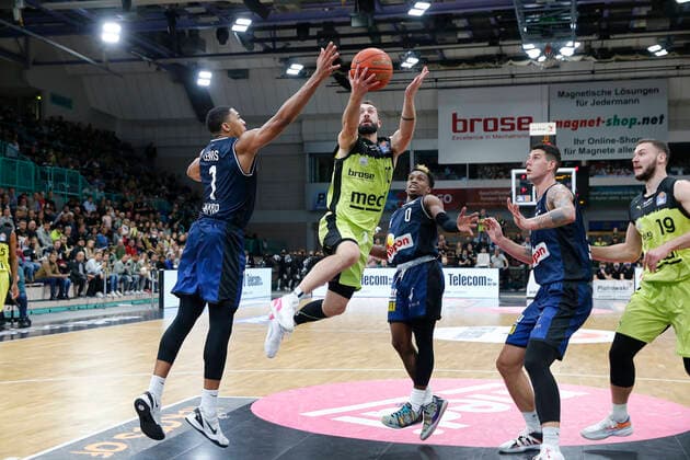 5. Spieltag der easyCredit BBL Basketball Bundesliga in der Oberfrankenhalle in Bayreuth Saison 2021-2022 Medi Bayreuth gegen HAKRO Merlins Crailsheim Bastian Doreth (Medi Bayreuth 10) 2.v. links Jaren Lewis (HAKRO Merlins Crailsheim 1) links T.J. Shorts (HAKRO Merlins Crailsheim 0) mitte Bogdan Radosavljevic (HAKRO Merlins Crailsheim 15) rechts