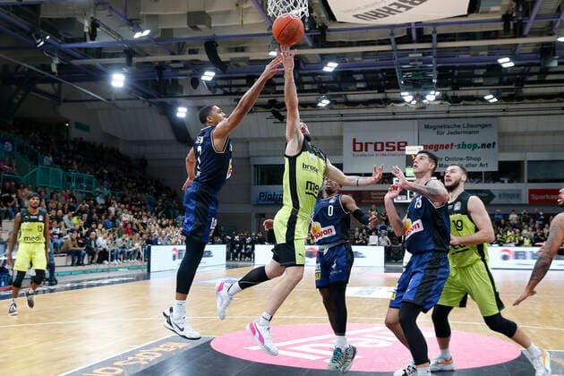 5. Spieltag der easyCredit BBL Basketball Bundesliga in der Oberfrankenhalle in Bayreuth Saison 2021-2022 Medi Bayreuth gegen HAKRO Merlins Crailsheim Bastian Doreth (Medi Bayreuth 10) 2.v. links Jaren Lewis (HAKRO Merlins Crailsheim 1) links T.J. Shorts (HAKRO Merlins Crailsheim 0) mitte Bogdan Radosavljevic (HAKRO Merlins Crailsheim 15) rechts