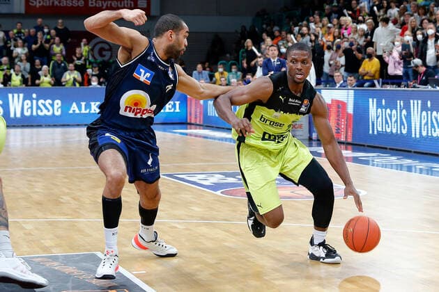 5. Spieltag der easyCredit BBL Basketball Bundesliga in der Oberfrankenhalle in Bayreuth Saison 2021-2022 Medi Bayreuth gegen HAKRO Merlins Crailsheim Cameron Wells ( Medi Bayreuth 22) rechts Elias Lasisi (HAKRO Merlins Crailsheim 6) links