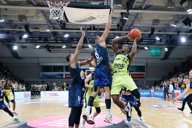 Sport Themen der Woche KW42 Sport Bilder des Tages 5. Spieltag der easyCredit BBL Basketball Bundesliga in der Oberfrankenhalle in Bayreuth Saison 2021-2022 Medi Bayreuth gegen HAKRO Merlins Crailsheim Cameron Wells ( Medi Bayreuth 22) rechts Elias Lasisi (HAKRO Merlins Crailsheim 6) links *** 5 Matchday of the easyCredit BBL Basketball Bundesliga at Oberfrankenhalle in Bayreuth Season 2021 2022 Medi Bayreuth vs HAKRO Merlins Crailsheim Cameron Wells Medi Bayreuth 22 right Elias Lasisi HAKRO Merlins Crailsheim 6 left