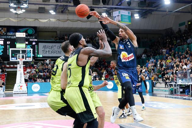 5. Spieltag der easyCredit BBL Basketball Bundesliga in der Oberfrankenhalle in Bayreuth Saison 2021-2022 Medi Bayreuth gegen HAKRO Merlins Crailsheim Terry Allen ( Medi Bayreuth 15) links Maurice Stuckey (HAKRO Merlins Crailsheim 3) rechts