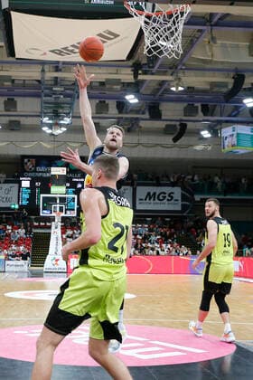 5. Spieltag der easyCredit BBL Basketball Bundesliga in der Oberfrankenhalle in Bayreuth Saison 2021-2022 Medi Bayreuth gegen HAKRO Merlins Crailsheim Janari Jöesaar ( Medi Bayreuth 21) rechts Fabian Bleck (HAKRO Merlins Crailsheim 9) links