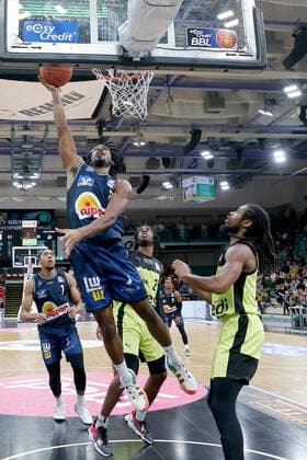 5. Spieltag der easyCredit BBL Basketball Bundesliga in der Oberfrankenhalle in Bayreuth Saison 2021-2022 Medi Bayreuth gegen HAKRO Merlins Crailsheim Marcus Thornton ( Medi Bayreuth 3) rechts Terrell Harris (HAKRO Merlins Crailsheim 8) links