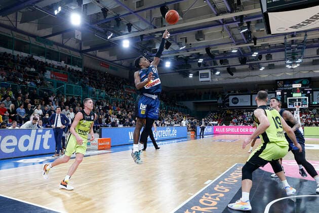 5. Spieltag der easyCredit BBL Basketball Bundesliga in der Oberfrankenhalle in Bayreuth Saison 2021-2022 Medi Bayreuth gegen HAKRO Merlins Crailsheim Janari Jöesaar ( Medi Bayreuth 21) links Martynas Sajus ( Medi Bayreuth 19) rechts T.J. Shorts (HAKRO Merlins Crailsheim 0) mitte