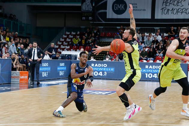 5. Spieltag der easyCredit BBL Basketball Bundesliga in der Oberfrankenhalle in Bayreuth Saison 2021-2022 Medi Bayreuth gegen HAKRO Merlins Crailsheim Bastian Doreth (Medi Bayreuth 10) rechts T.J. Shorts (HAKRO Merlins Crailsheim 0) links