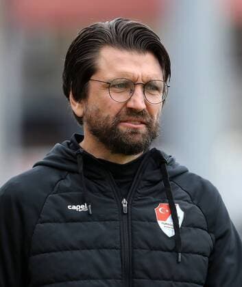 v.li.: Trainer Peter Hyballa (Türkgücü München), Portrait, 23.10.2021, Würzburg (Deutschland), Fussball, 3. Liga, FC Würzburger Kickers - Türkgücü München, DFB DFL REGULATIONS PROHIBIT ANY USE OF PHOTOGRAPHS AS IMAGE SEQUENCES AND OR QUASI-VIDEO.