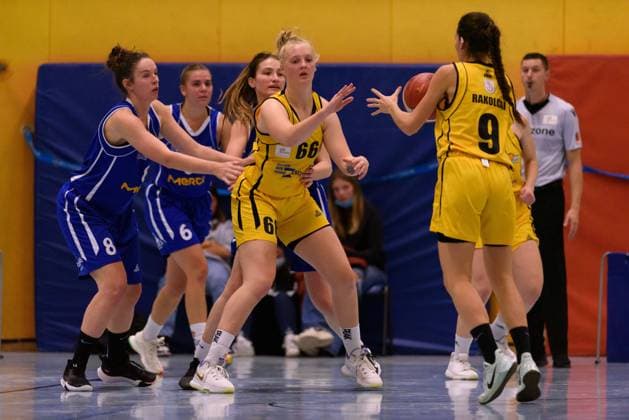 Munich, Germany, Oct 23rd 2021: Sandra Arguinano (9 Jahn Muenchen), Leonie Kambach (66 Jahn Muenchen) and Tanja Lehnert (8 SG Weiterstadt) during the 2.DBBL match between Jahn Muenchen and SG Weiterstadt, Germany. Sven Beyrich SPP Jahn Muenchen v SG Weiterstadt - 2.DBBL - Munich 