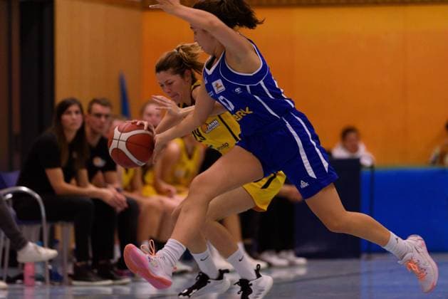 Munich, Germany, Oct 23rd 2021: Oana Precup (29 Jahn Muenchen) and Marlen Weber (67 SG Weiterstadt) during the 2.DBBL match between Jahn Muenchen and SG Weiterstadt, Germany. Sven Beyrich SPP Jahn Muenchen v SG Weiterstadt - 2.DBBL - Munich 