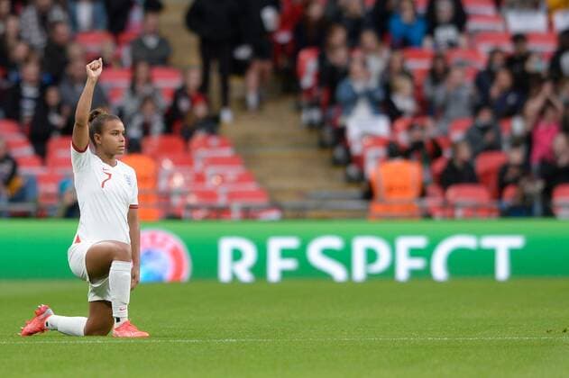 Großbritannien, Black History Month im Oktober - Sport Mandatory Credit: Photo by Holly Allison TPI Shutterstock (12550932ay) Nikita Parris of England Women takes a knee prior to the Women s World Cup Qualifying match between England Women and Northern Ireland Women at Wembley in London - 23rd October 2021 England Women v Northern Ireland Women, Women s World Cup Qualifying , Football, Wembley Stadium, Wembley, United Kingdom - 23 Oct 2021 Editorial use only. No merchandising. For Football images FA and Premier League apply inc. no internet mobile usage without FAPL license - for more details contact Football Dataco England Women v Northern Ireland Women, Women s World Cup Qualifying , Football, Wembley Stadium, Wembley, United Kingdom - 23 Oct 2021 Editorial use only. No merchandising. For Football images FA and Premier League apply inc. no internet mobile usage without FAPL license - for more details contact Football Dataco Copyright: xHollyxAllison TPI Shutterstockx 12550932ay