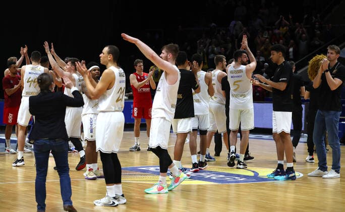 Löwen Braunschweig vs. Bamberg, BBL Braunschweig, 23.10.2021, BASKETBALL - easyCredit BBL Basketball Bundesliga, Löwen Braunschweig vs. Brose Bamberg, Saison 2021 22. Schlussjubel Braunschweig