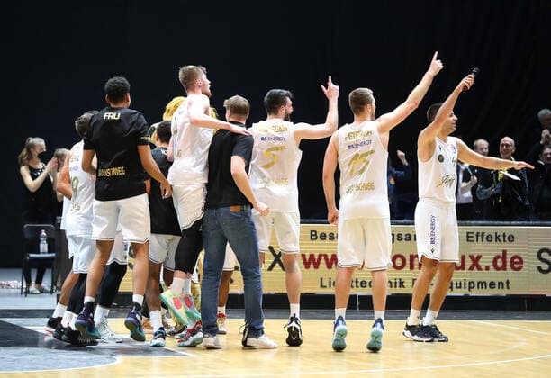 Löwen Braunschweig vs. Bamberg, BBL Braunschweig, 23.10.2021, BASKETBALL - easyCredit BBL Basketball Bundesliga, Löwen Braunschweig vs. Brose Bamberg, Saison 2021 22. Schlussjubel Braunschweig