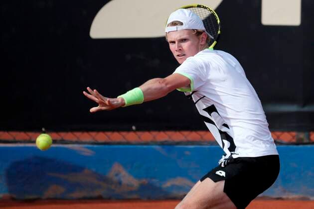 The Dutch tennis player Jesper de Jong returns a ball to the Argentine Facundo Mena, during a match for the semifinals of the ATP, Tennis Herren Tennis Challenger tournament, at the Carmel Club in Bogota, Colombia, 23 October 2021. Semifinals of the ATP Challenger Tennis Tournament in Bogota !ACHTUNG: NUR REDAKTIONELLE NUTZUNG!  Copyright: xCarlosxOrtegax AME1526 20211023-f0e3f248de524ece2009e5bd50b411a4a532ce1f