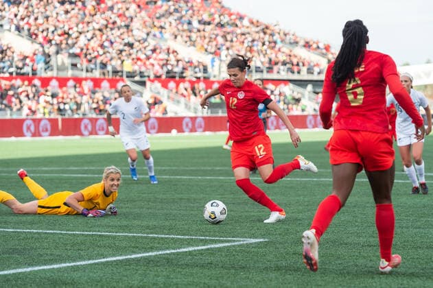 OTTAWA, ON - OCTOBER 23: Canada forward Christine Sinclair (12) scores the second goal against New Zealand goalkeeper Erin Nayler (1) during the first half of the Women™s International Friendly, Länderspiel, Nationalmannschaft match between Canada and New Zealand at TD Place Stadium in Ottawa, ON. Canada on October 23, 2021. (Photo by Steven Kingsman Icon Sportswire) SOCCER: OCT 23 Women s - New Zealand at Canada Icon211023001