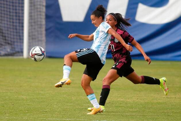 Maria Sanchez (R) of Mexico disputes the ball with Julieta Cruz (L) of Argentina, during a women s friendly match at the Tepa Gomez stadium, in Tepatitlan, Jalisco, Mexico, 23 October 2021. Mexico - Argentina !ACHTUNG: NUR REDAKTIONELLE NUTZUNG!  Copyright: xFranciscoxGuascox AME1556 20211023-d1615f1e3b34a3a72430008cd19a46e6ee3aa498