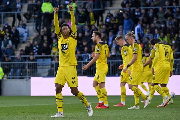 Sport Themen der Woche KW42 Bielefeld, Schueco Arena, 23.10.21, GER, Herren, 1.Bundesliga, Saison 2021-2022, DSC Arminia Bielefeld - Borussia Dortmund Bild: Jude Bellingham (Dortmund) jubelt nach seinem Tor zum 0:3 Nur fuer journalistische Zwecke! Only for editorial use! Gemaess den Vorgaben der DFL Deutsche Fußball Liga ist es untersagt, in dem Stadion und oder vom Spiel angefertigte Fotoaufnahmen in Form von Sequenzbildern und oder videoaehnlichen Fotostrecken zu verwerten bzw. verwerten zu lassen. DFL regulations prohibit any use of photographs as image sequences and or quasi-video. Nordrhein-Westfalen Deutschland *** Bielefeld, Schueco Arena, 23 10 21, GER, Herren, 1 Bundesliga, Saison 2021 2022, DSC Arminia Bielefeld Borussia Dortmund Bild Jude Bellingham Dortmund cheers after his goal for 0 3 Only for journalistic use Only for editorial use According to the regulations of the DFL Deutsche Fußball Liga it is prohibited, DFL regulations prohibit any use of photographs as image sequences and or quasi video North Rhine-Westphalia Germany