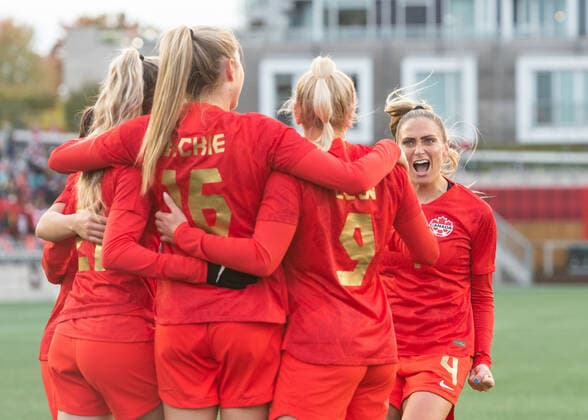 OTTAWA, ON - OCTOBER 23: Canada forward Adriana Leon (9) celebrates with Canada defender Shelina Zadorsky (4) and team mates after scoring a second half goal against New Zealand during the Women™s International Friendly, Länderspiel, Nationalmannschaft match at TD Place Stadium in Ottawa, ON. Canada on October 23, 2021. (Photo by Steven Kingsman Icon Sportswire) SOCCER: OCT 23 Women s - New Zealand at Canada Icon211023008