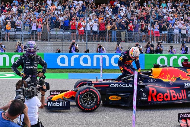 44 Lewis Hamilton (GBR, Mercedes-AMG Petronas F1 Team), 33 Max Verstappen (NED, Red Bull Racing), F1 Grand Prix of USA at Circuit of The Americas on October 23, 2021 in Austin, United States of America. (Photo by HOCH ZWEI) Austin United States of America