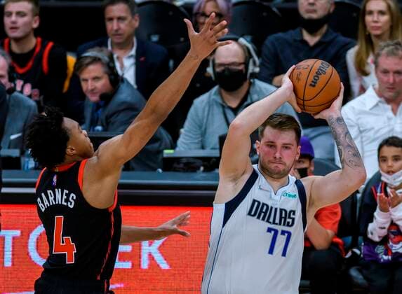Dallas Mavericks guard Luka Doncic of Slovenia (R) passes around Toronto Raptors guard Scottie Barnes in the second half of their NBA, Basketball Herren, USA basketball game in Toronto, Canada, 23 October 2021. Dallas Mavericks at Toronto Raptors !ACHTUNG: NUR REDAKTIONELLE NUTZUNG!  Copyright: xWARRENxTODAx AME1641 20211024-383e50d9313aaa48555669e83da233662bfab589
