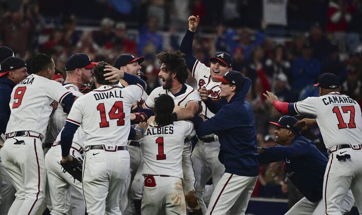 Sport Themen der Woche KW42 The Atlanta Braves celebrate after defeating the Los Angeles Dodgers in game six of the MLB, Baseball Herren, USA NLCS at Truist Park on Saturday, October 23, 2021 in Atlanta, Georgia. The Braves advance to the 2021 World Series to play the Houston Astros after defeating the Los Angeles Dodgers 4-2 clinching the championship series 4-2.  ATL20211023474 DAVIDxTULIS