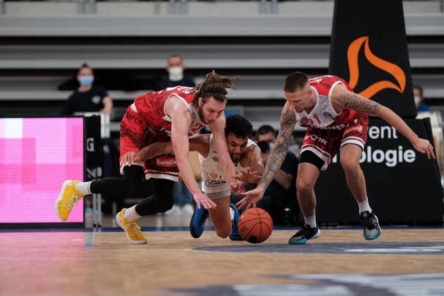 Craig Moller (s.Oliver Wuerzburg, 22) und Aigars Skele (s.Oliver Wuerzburg, 21) im Zweikampf mit Brekkott Chapman (MLP Academics Heidelberg, 1) um den Bal beim BBL Spiel der MLP Academics Heidelberg vs. s.Oliver Wuerzburg in der 1.Basketball Bundesliga am 23.10.2021 MLP Academics Heidelberg vs. s.Oliver Wuerzburg, Basketball, Easycredit BBL, 23.10.2021 Heidelberg Copyright: xEibner-Pressefotox xMichaelxBermelx