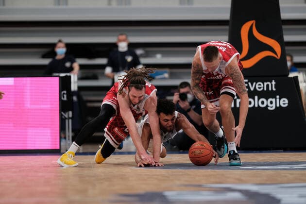 Craig Moller (s.Oliver Wuerzburg, 22) und Aigars Skele (s.Oliver Wuerzburg, 21) im Zweikampf mit Brekkott Chapman (MLP Academics Heidelberg, 1) um den Bal beim BBL Spiel der MLP Academics Heidelberg vs. s.Oliver Wuerzburg in der 1.Basketball Bundesliga am 23.10.2021 MLP Academics Heidelberg vs. s.Oliver Wuerzburg, Basketball, Easycredit BBL, 23.10.2021 Heidelberg Copyright: xEibner-Pressefotox xMichaelxBermelx