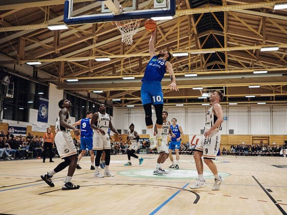 Ferdinand Zylka ( 10 PS Karlsruhe LIONS), Sprung, Korbwurf, Punkt, Wurf Itzehoe Eagles vs. Ps Karlsruhe Lions, ProA, 2.Barmer, Basketball, Bundesliga, Sporthalle Itzehoe, Brokdorf, BBL, Spielzeit 2021 2022, 6.Spieltag, 23.10.2021 Foto:EIBNER Stephanie Zerbe Itzehoe Eagles vs. PS Karlsruhe Lions, ProA, 2.Barmer, Basketball, Bundesliga, Brokdorf, Itzehoe, BBL, Spielzeit 2021 2022, 6.Spieltag, 23.10.2021 Brokdorf Copyright: xStephaniexZerbe xEibner-Pressefox EP_SZE