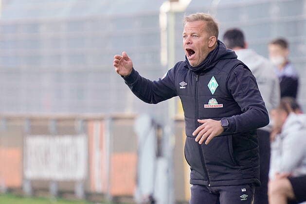 Sport Themen der Woche KW42 Sport Bilder des Tages GER, FBL, SV Sandhausen vs SV Werder Bremen 24.10.2021, BWT-Stadion am Hardtwald, Sandhausen, GER, FBL, SV Sandhausen vs SV Werder Bremen im Bild picture shows Trainer Markus Anfang (Bremen) Gestik, Mimik, Emotionen in der Cochingzone am Spielfeldrand, *** GER, FBL, SV Sandhausen vs SV Werder Bremen 24 10 2021, BWT Stadion am Hardtwald, Sandhausen, GER, FBL, SV Sandhausen vs SV Werder Bremen in picture shows coach Markus Anfang Bremen gestures, facial expressions, emotions in the coching zone on the sidelines, nordphotoxGmbHx xBratic nph00250