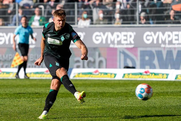 Sport Themen der Woche KW42 Niclas Füllkrug (SVW, 11) beim Torschuss, Freisteller, Ganzkörper, Einzelbild, Aktion, Action, 24.10.2021, Sandhausen (Deutschland), Fussball, 2. Bundesliga, SV Sandhausen - SV Werder Bremen, DFB DFL REGULATIONS PROHIBIT ANY USE OF PHOTOGRAPHS AS IMAGE SEQUENCES AND OR QUASI-VIDEO. *** Niclas Füllkrug SVW, 11 at the goal shot, cut-out, full body, single picture, action, action, 24 10 2021, Sandhausen Germany , Football, 2 Bundesliga, SV Sandhausen SV Werder Bremen, DFB DFL REGULATIONS PROHIBIT ANY USE OF PHOTOGRAPHS AS IMAGE SEQUENCES AND OR QUASI VIDEO xozx
