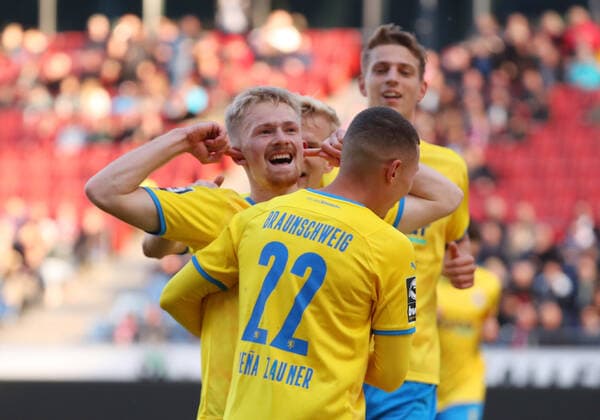 Sport Themen der Woche KW42 TSV Havelse vs. Braunschweig, 3. Liga Hannover, 24.10.2021, FUßBALL - TSV Havelse vs. Eintracht Braunschweig, 3. Liga, Saison 2021 22, HDI Arena. Jomaine Consbruch (Eintracht Braunschweig) jubelt mit Mannschaftskollegen nach seinem Tor zum 0:1 Hannover *** TSV Havelse vs Braunschweig, 3 Liga Hannover, 24 10 2021, FOOTBALL TSV Havelse vs Eintracht Braunschweig, 3 Liga, season 2021 22, HDI Arena Jomaine Consbruch Eintracht Braunschweig cheers with teammates after his goal to 0 1 Hannover