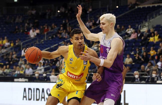 Oscar da Silva, Philipp Hartwich Aktion Spielszene Zweikampf Basketball BBL Bundesliga Herren Saison 2021 2022 24.10.2021 ALBA Berlin vs. BG Göttingen