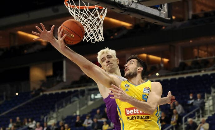Philipp Hartwich, Yovel Zoosman Aktion Spielszene Zweikampf Basketball BBL Bundesliga Herren Saison 2021 2022 24.10.2021 ALBA Berlin vs. BG Göttingen