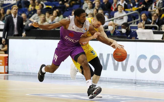 Kamar Baldwin, Jonas Mattissek Aktion Spielszene Zweikampf Basketball BBL Bundesliga Herren Saison 2021 2022 24.10.2021 ALBA Berlin vs. BG Göttingen