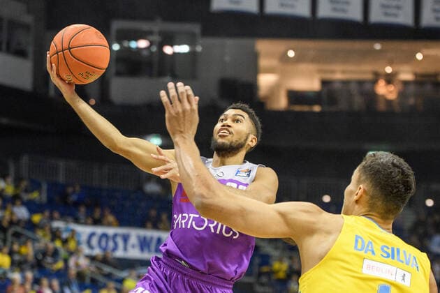 v.l. Stephen Brown Jr. - BG Goettingen, Oscar da Silva - ALBA, 24.10.2021, BBL, Alba Berlin vs - BG Goettingen, in der Mercedes Benz Arena, GER, Berlin, 24.10.21, BBL, Alba vs - BG Goettingen, Berlin Copyright: xUwexKoch Eibner-Pressefotox EP_UKH