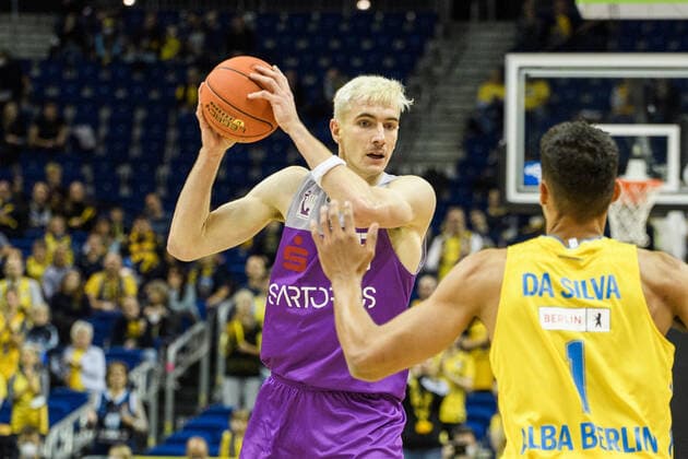 v.l. Philipp Hartwich - BG Goettingen, Oscar da Silva - ALBA, 24.10.2021, BBL, Alba Berlin vs - BG Goettingen, in der Mercedes Benz Arena, GER, Berlin, 24.10.21, BBL, Alba vs - BG Goettingen, Berlin Copyright: xUwexKoch Eibner-Pressefotox EP_UKH