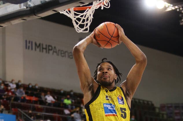 Ludwigsburg , Basketball easycredit BBL Bundesliga . MHP Riesen Ludwigsburg vs. Telekom Baskets Bonn , Justin Simon ( Riesen )