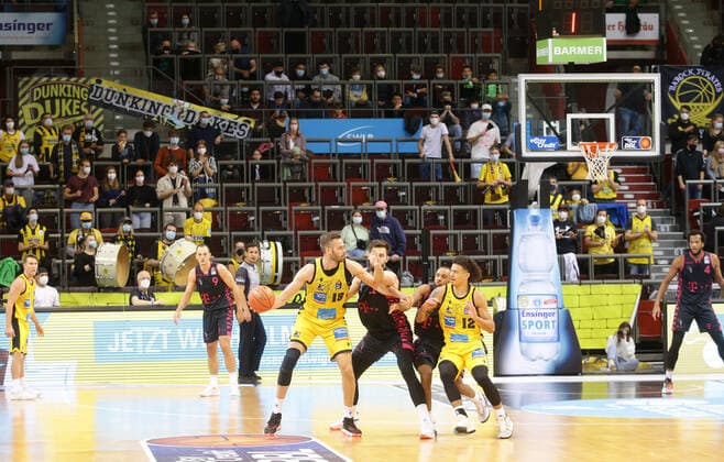 Ludwigsburg , Basketball easycredit BBL Bundesliga . MHP Riesen Ludwigsburg vs. Telekom Baskets Bonn , Übersicht , wenig Zuschauer , Leere Tribünen, Jonas Wohlfarth-Bottermann ( Riesen )