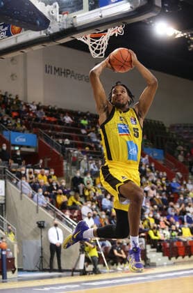 Ludwigsburg , Basketball easycredit BBL Bundesliga . MHP Riesen Ludwigsburg vs. Telekom Baskets Bonn , Justin Simon ( Riesen )