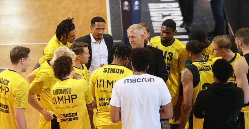 Ludwigsburg , Basketball easycredit BBL Bundesliga . MHP Riesen Ludwigsburg vs. Telekom Baskets Bonn , Trainer John Patrick ( Riesen ) mit seiner Mannschaft