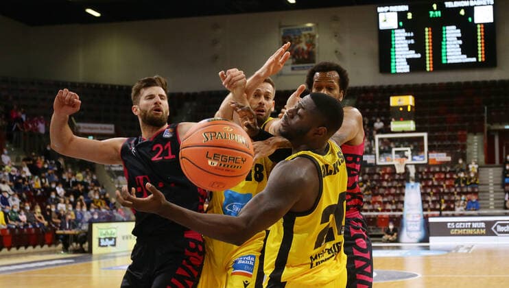 Ludwigsburg , Basketball easycredit BBL Bundesliga . MHP Riesen Ludwigsburg vs. Telekom Baskets Bonn , von links: Leon Kratzer ( Bonn ) Rawle Alkins ( Riesen )