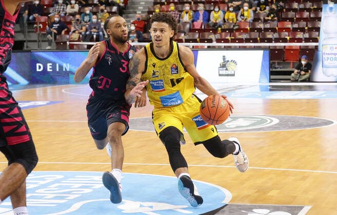Ludwigsburg , Basketball easycredit BBL Bundesliga . MHP Riesen Ludwigsburg vs. Telekom Baskets Bonn , von links: Parker Jackson-Cartwright ( Bonn ) Jonah Radebaugh ( Riesen )