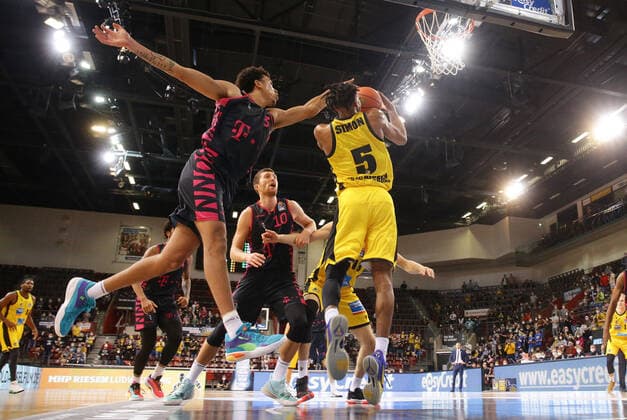 Ludwigsburg , Basketball easycredit BBL Bundesliga . MHP Riesen Ludwigsburg vs. Telekom Baskets Bonn , von links: Tyson Ward ( Bonn ) Justin Simon ( Riesen )