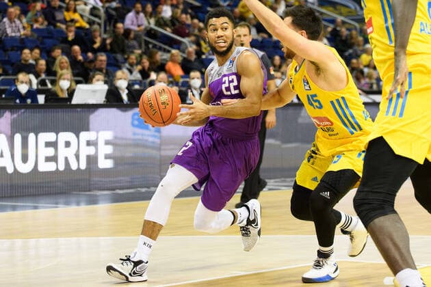 v.l. Stephen Brown Jr. - BG Goettingen, Tamir Blatt - ALBA, 24.10.2021, BBL, Alba Berlin vs - BG Goettingen, in der Mercedes Benz Arena, GER, Berlin, 24.10.21, BBL, Alba vs - BG Goettingen, Berlin Copyright: xUwexKoch Eibner-Pressefotox EP_UKH