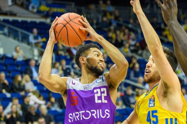 v.l. Stephen Brown Jr. - BG Goettingen, Tamir Blatt - ALBA, 24.10.2021, BBL, Alba Berlin vs - BG Goettingen, in der Mercedes Benz Arena, GER, Berlin, 24.10.21, BBL, Alba vs - BG Goettingen, Berlin Copyright: xUwexKoch Eibner-Pressefotox EP_UKH