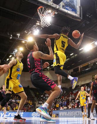 Ludwigsburg , Basketball easycredit BBL Bundesliga . MHP Riesen Ludwigsburg vs. Telekom Baskets Bonn , von links: Tyson Ward ( Bonn ) Justin Simon ( Riesen )