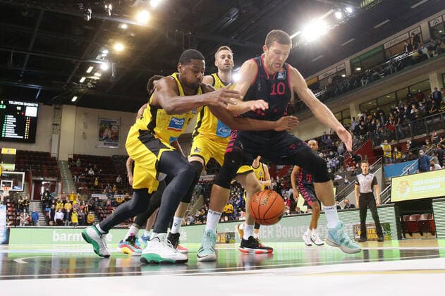 Ludwigsburg , Basketball easycredit BBL Bundesliga . MHP Riesen Ludwigsburg vs. Telekom Baskets Bonn , von links: Yorman Polas bartolo ( Riesen ) Saulius Kulvietis ( Bonn )