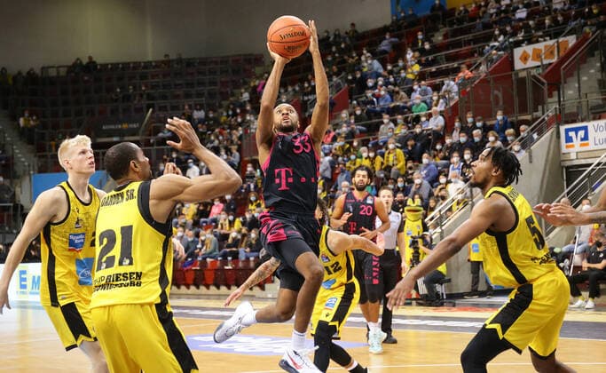 Ludwigsburg , Basketball easycredit BBL Bundesliga . MHP Riesen Ludwigsburg vs. Telekom Baskets Bonn , von links: Tremmel Darden ( Riesen ) Parker Jackson-Cartwright ( Bonn ) Justin Simon ( Riesen )