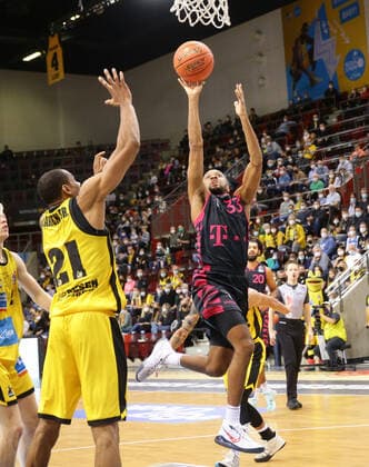 Ludwigsburg , Basketball easycredit BBL Bundesliga . MHP Riesen Ludwigsburg vs. Telekom Baskets Bonn , von links: Tremmel Darden ( Riesen ) Parker Jackson-Cartwright ( Bonn )