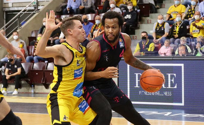 Ludwigsburg , Basketball easycredit BBL Bundesliga . MHP Riesen Ludwigsburg vs. Telekom Baskets Bonn , von links: Jordan Hulls ( Riesen ) Justin Gorham ( Bonn )