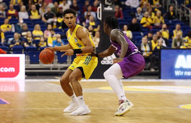 Maodo Lo, Zack Bryant Aktion Spielszene Zweikampf Basketball BBL Bundesliga Herren Saison 2021 2022 24.10.2021 ALBA Berlin vs. BG Göttingen